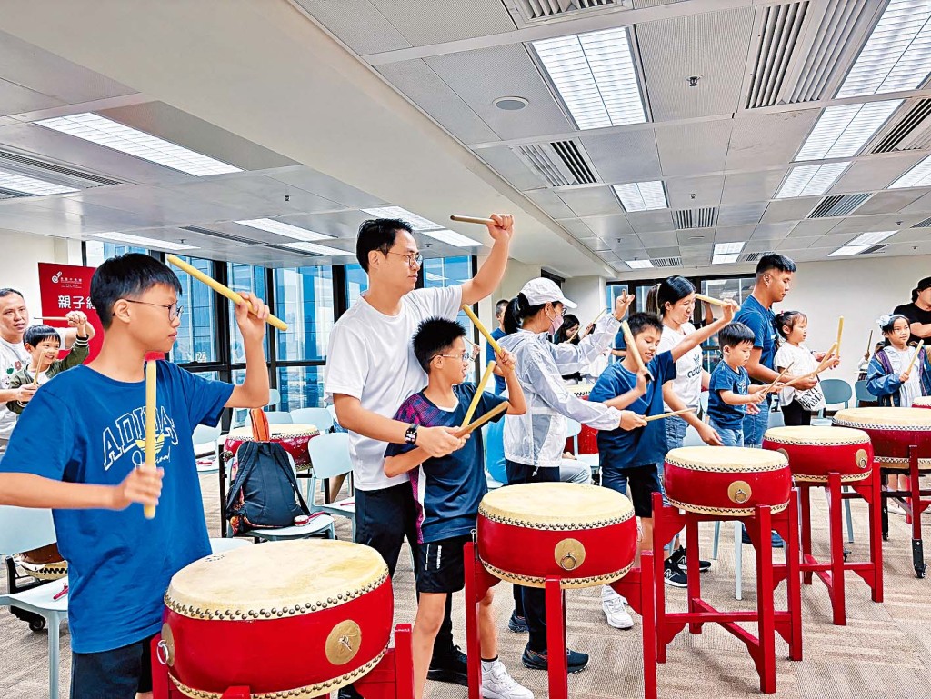 安全貨倉集團與香港中樂團與舉行「親子紓壓鼓樂坊」。 安全貨倉集團與香港中樂團與舉行「親子紓壓鼓樂坊」。