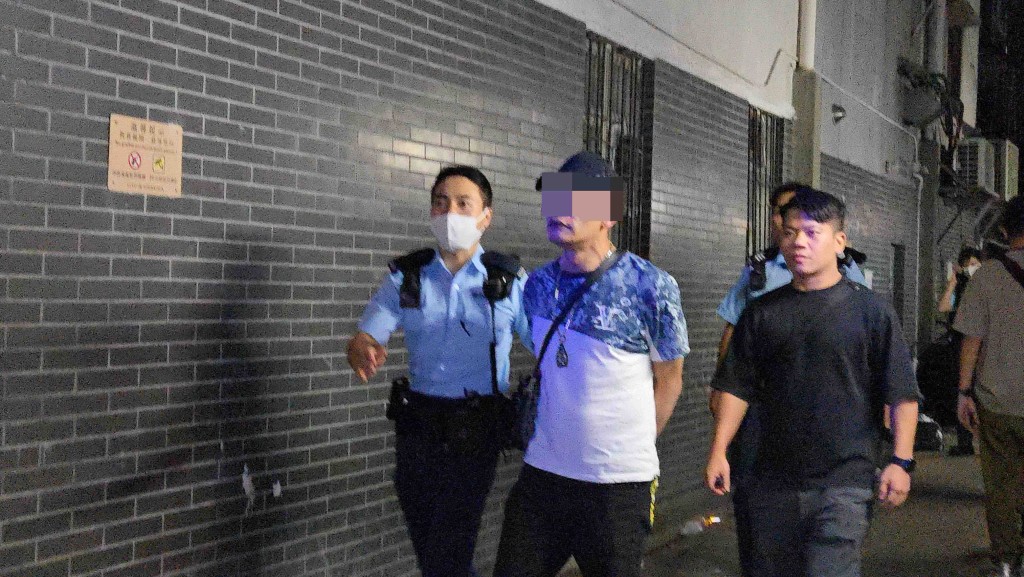 警旺角商廈截查兩可疑男子 檢出懷疑毒品。