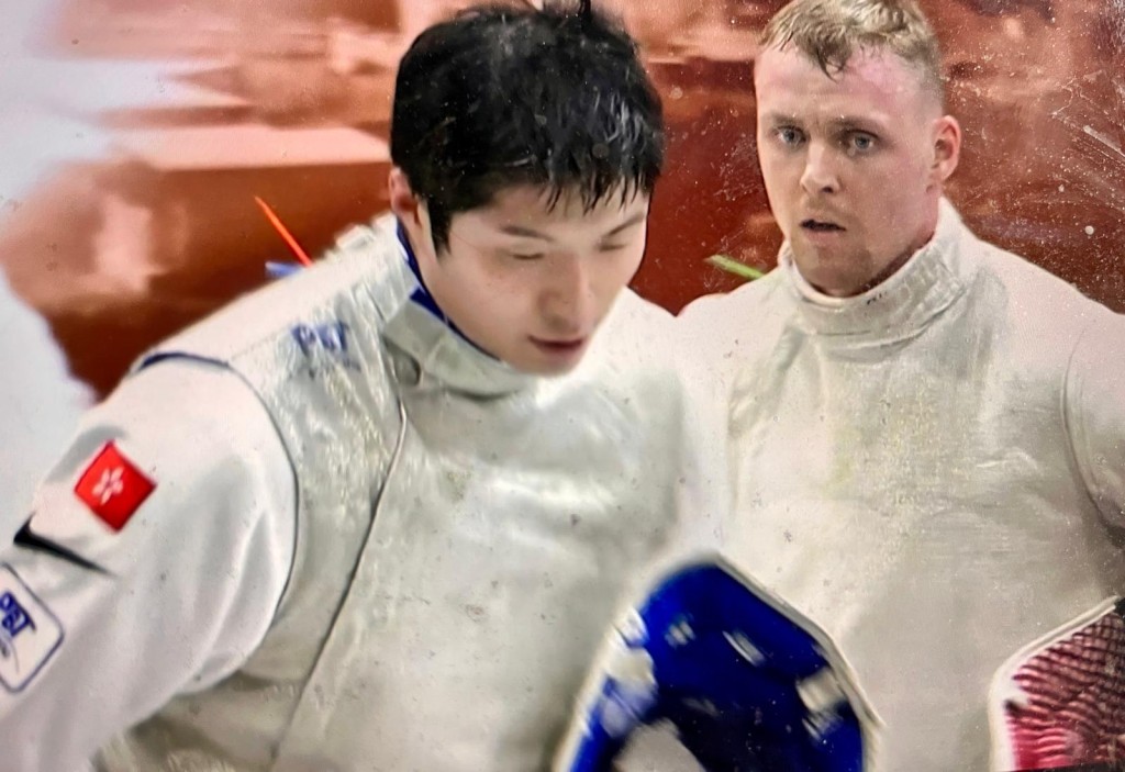 张家朗在准决赛不敌中立国的应届世锦赛亚军Kirill Borodachev(右)。直播截图 张家朗在准决赛不敌中立国的应届世锦赛亚军Kirill Borodachev(右)。直播截图