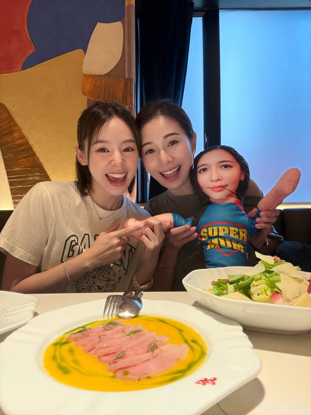 譚凱琪對待這位十年知己可謂全心全意,不但花盡心思製造驚喜,更展現出對真朋友的無比重視與疼愛。 譚凱琪對待這位十年知己可謂全心全意,不但花盡心思製造驚喜,更展現出對真朋友的無比重視與疼愛。