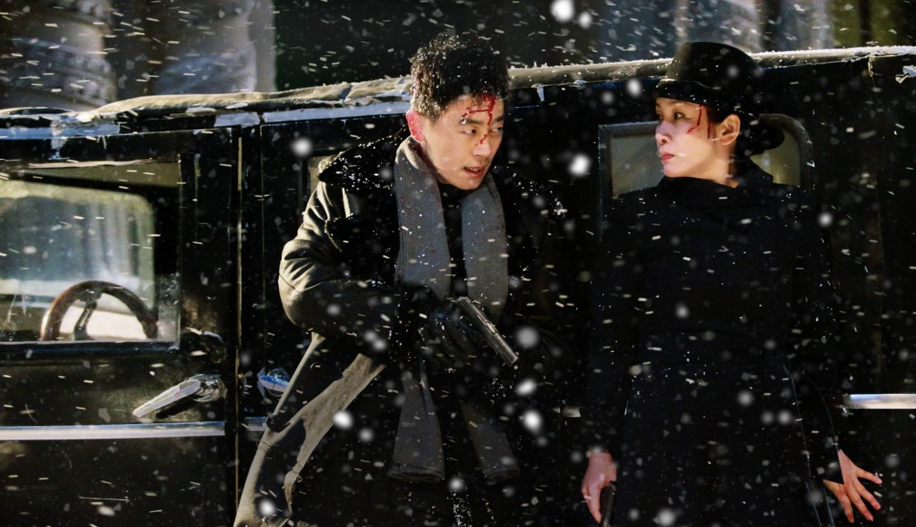 朱亚文(左)和秦海璐有份主演电影《悬崖之上》。