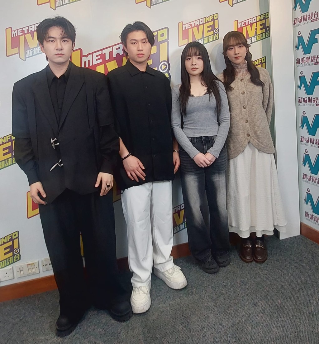 柯雨霏(右二)會跟導師泳兒合唱,她十分期待。 柯雨霏(右二)會跟導師泳兒合唱,她十分期待。