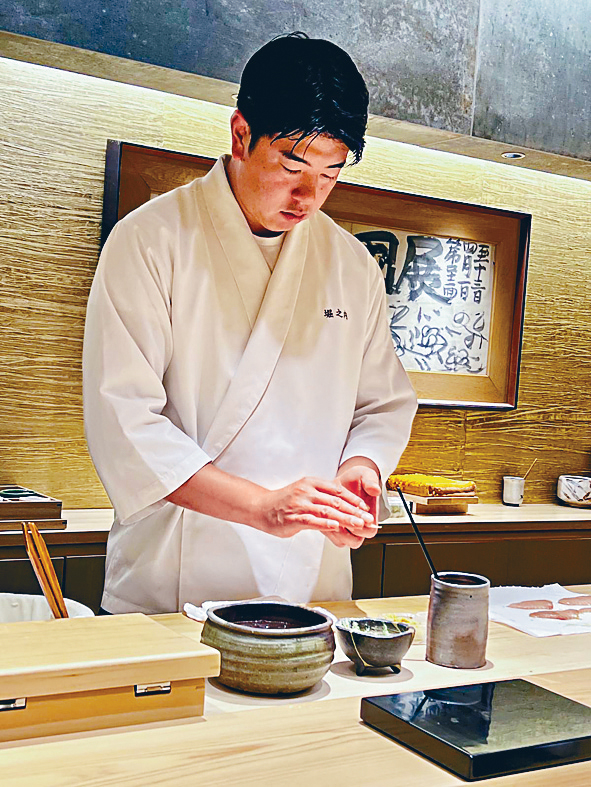 「鮨堀之內」大廚在手握壽司 「鮨堀之內」大廚在手握壽司