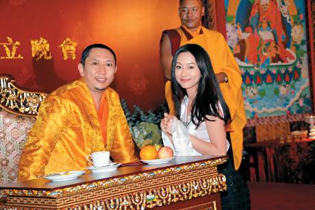 王秀琳早年在妹妹的朋友介绍下，与一位泰国高僧结缘，多年来跟随高僧四出广结佛缘，并称对方为「师父」。（《东周刊》图片）
