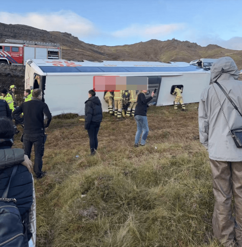 冰島當地時間6日一輛大旅遊巴在行駛途中側翻，車內載有多名中國乘客。極目新聞截圖