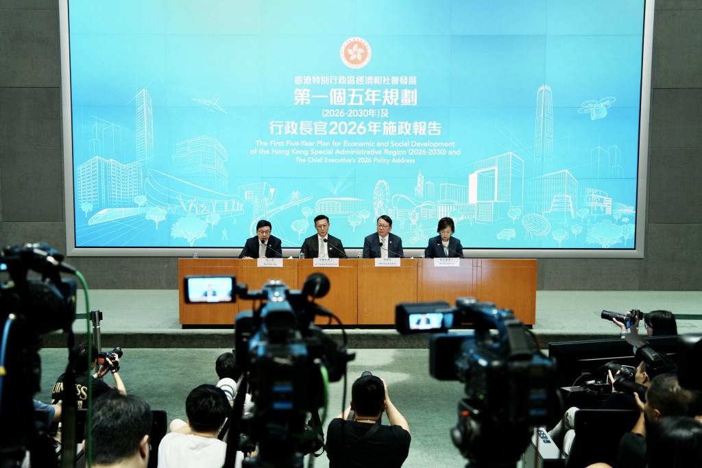政府就昨日公布的《施政報告》和《五年規劃》舉行記者會。