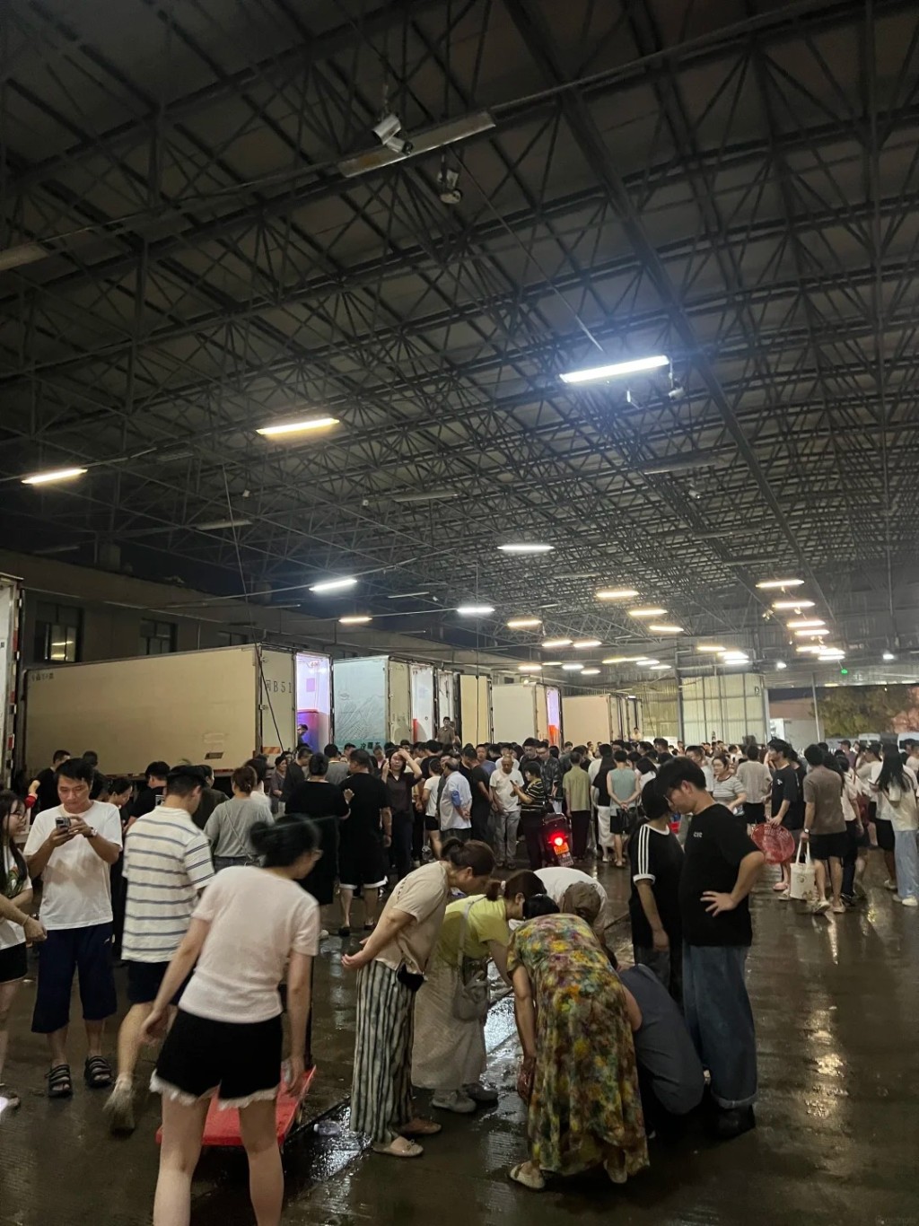 年輕人及遊客興起到寧波批發市場「夾份」買梭子蟹。小紅書@becky