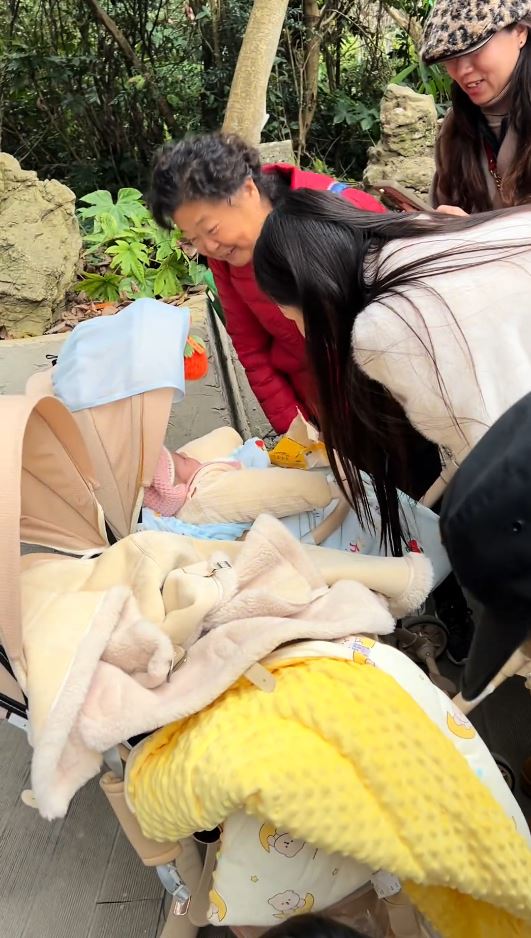 貴陽有外國夫婦為了觀光強將雙胞胎寄存給保安。抖音