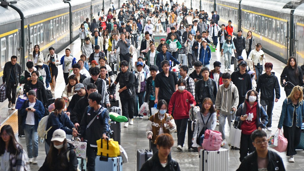山東煙台站的返程旅客。新華社