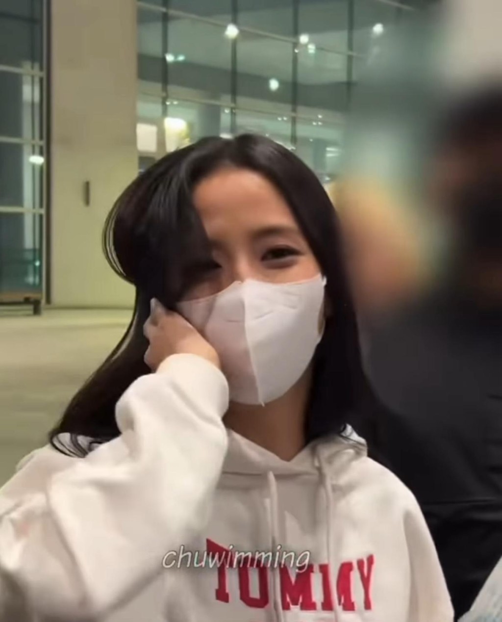 Jisoo返韓後,亦在機場與fans閒聊幾句。 Jisoo返韓後,亦在機場與fans閒聊幾句。