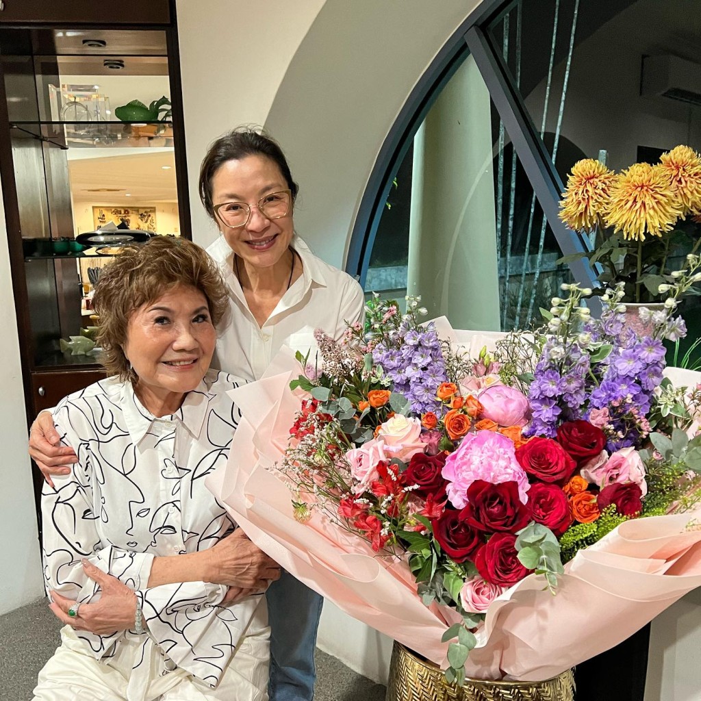 楊紫瓊成為人妻後，再返馬來西亞探親，與媽咪開心合照。