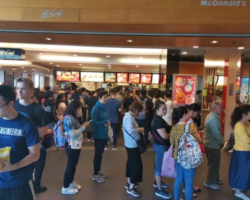 東涌多間食肆爆滿,有快餐店有約30至40人排隊。東涌居民關注組
