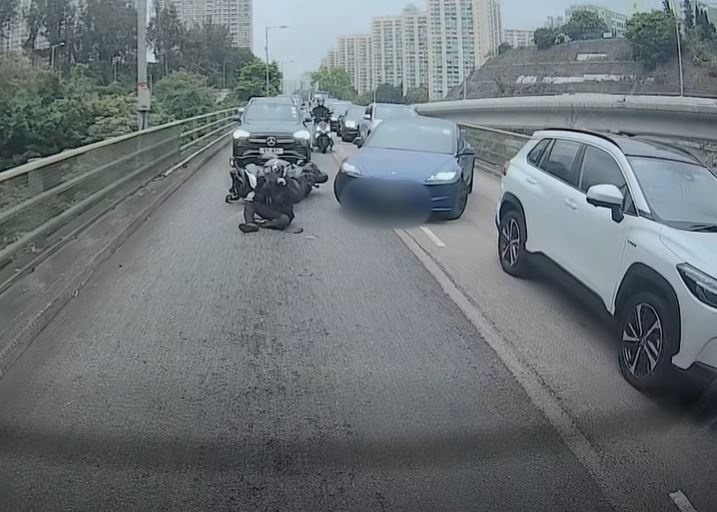 鐵騎士隨即坐起來。fb車cam L（香港群組）影片截圖