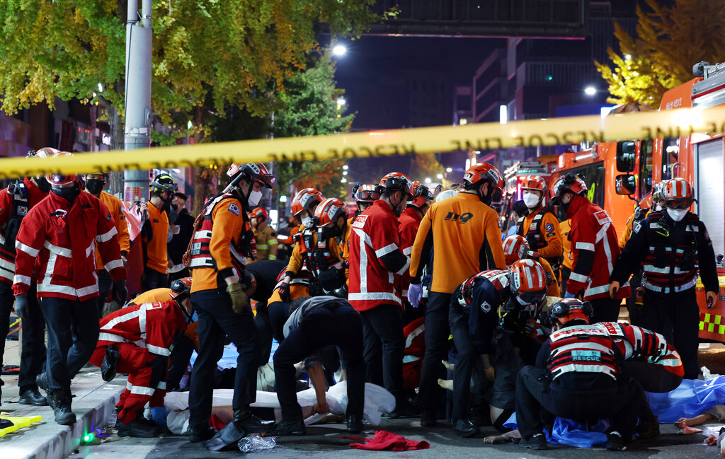 韩国梨泰院发生人踩人事件，造成至少153人死亡。AP图片