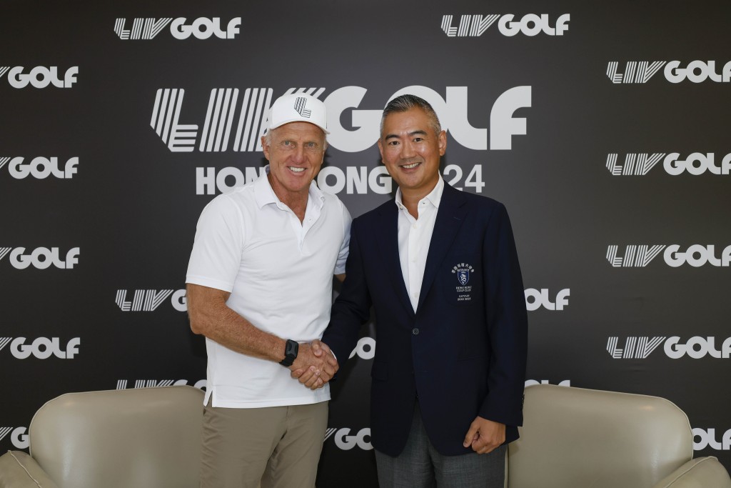 LIV Golf專員及行政總裁 Greg Norman（左）和香港哥爾夫球會會長郭永亮（右）。