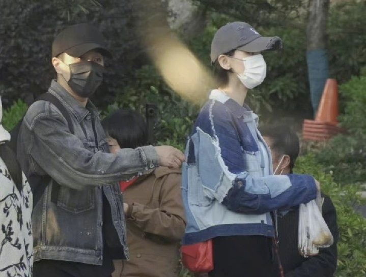 劉愷威離婚後被內地媒體拍到與一女子在街上十指緊扣，才爆出新戀情。  ​