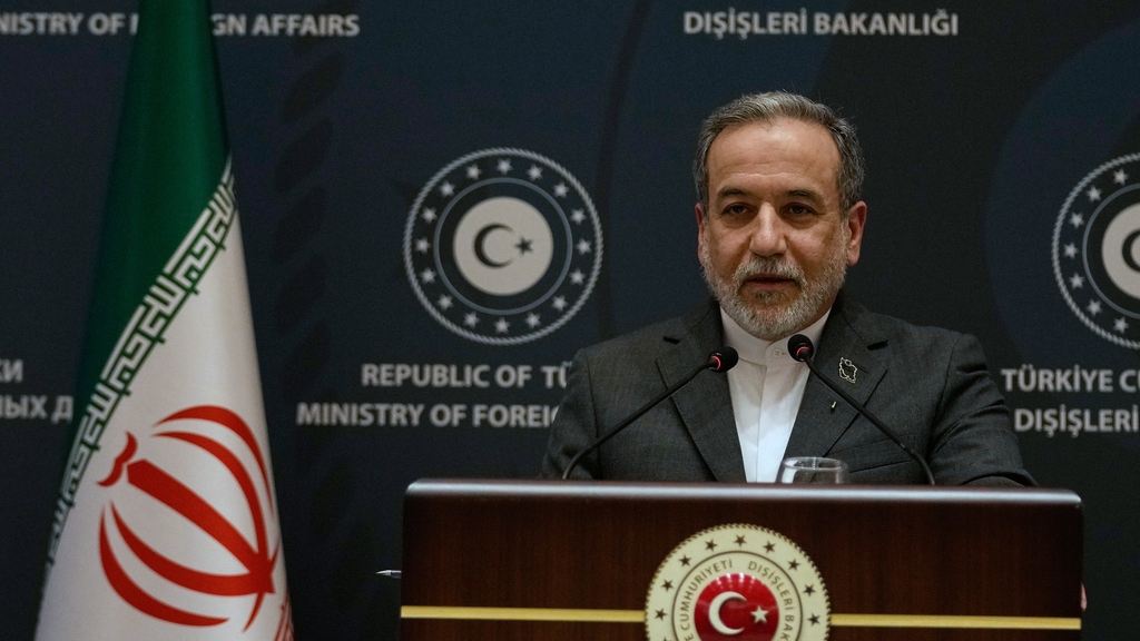 伊朗外長阿拉格齊表示，伊朗正透過中間方與美國展開接觸，並「已取得一定成效」。美聯社