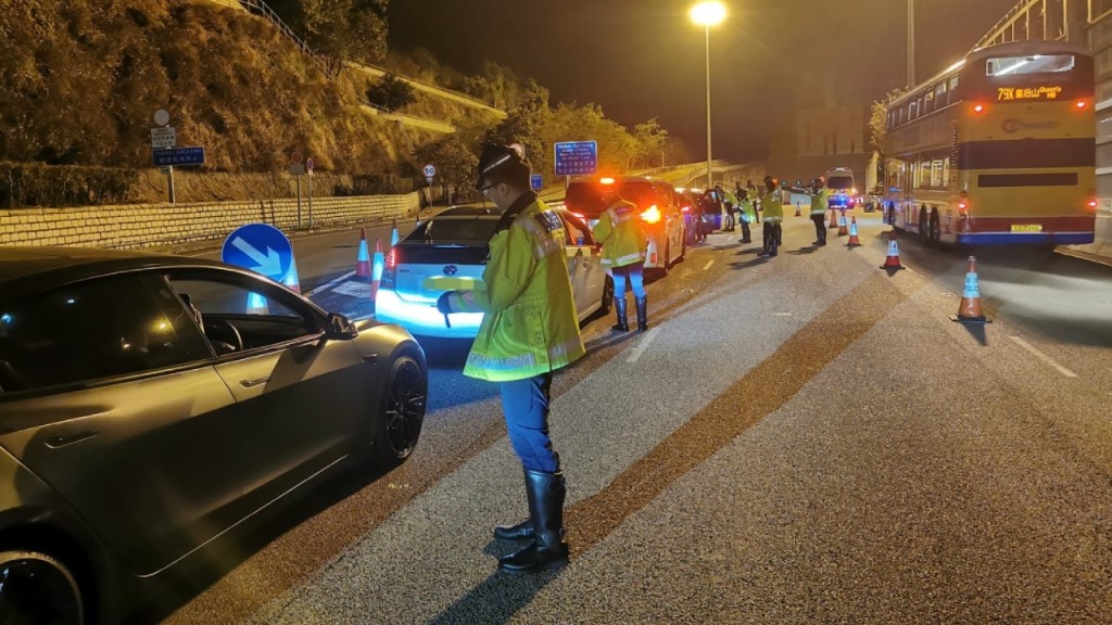 警方於除夕夜打擊交通違規 拘捕多人。警方圖片