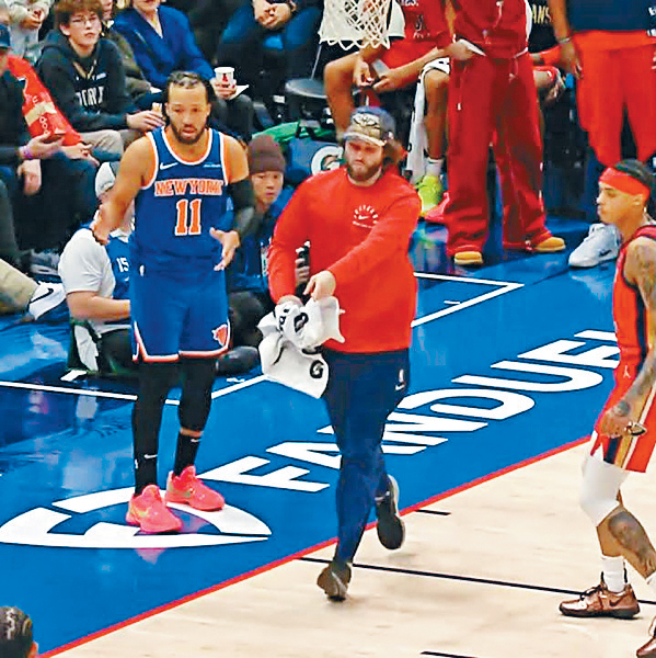 塘鵝因場邊清潔工人（中）走出來抹地而被罰技犯，事件成為網上熱話。