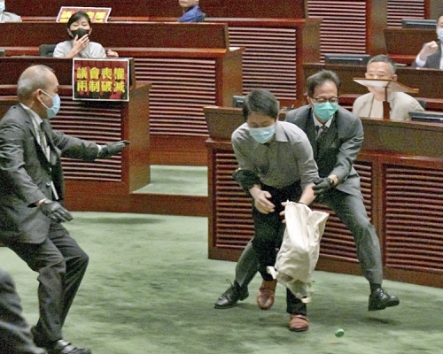 許智峯走向主席台。資料圖片