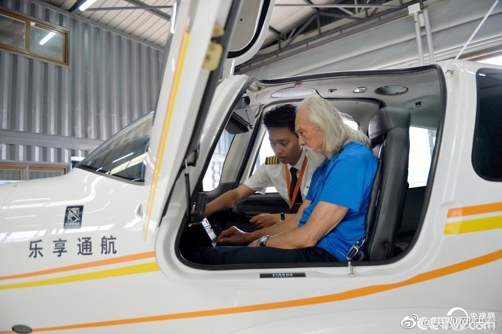 85岁的王德顺学开飞机。