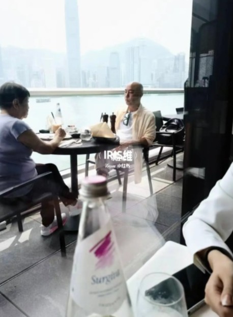 近日张卫健被网民拍到在望着维港景的餐厅与妈妈撑枱脚，享受亲子时光。