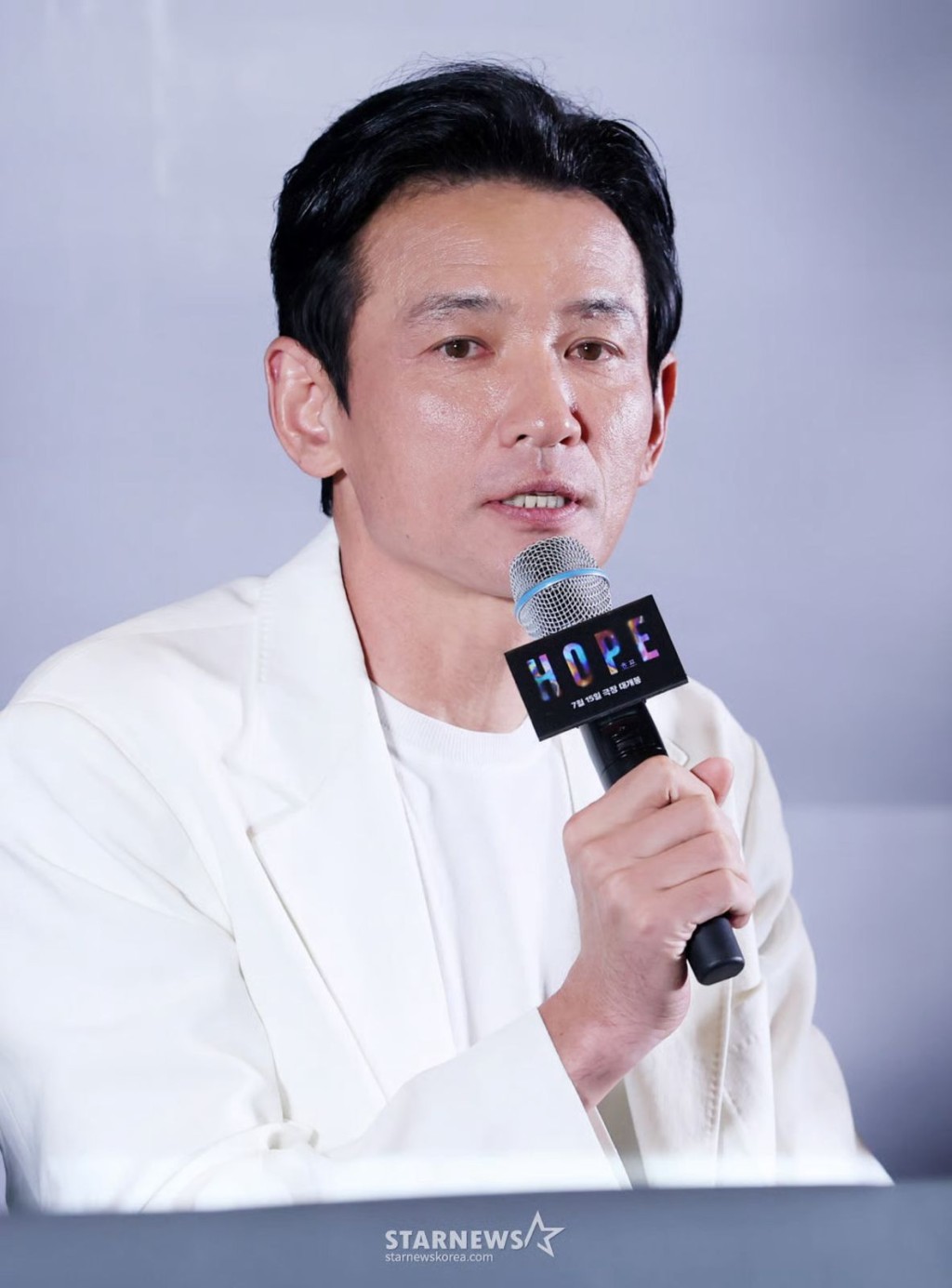 黃晸珉今日否認外遇傳聞，並指爆料者是跟蹤狂。