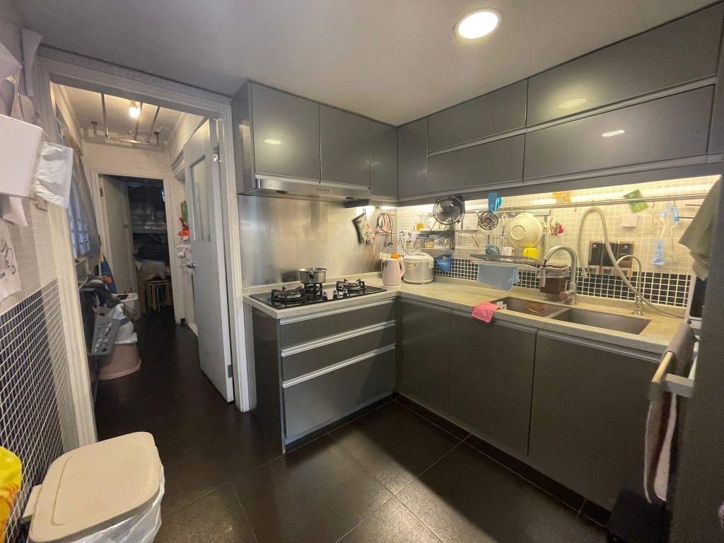 厨房空间宽敞，连多组厨柜，方便住户备餐。