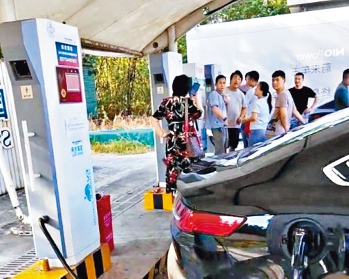 自駕遊車主排隊充電。