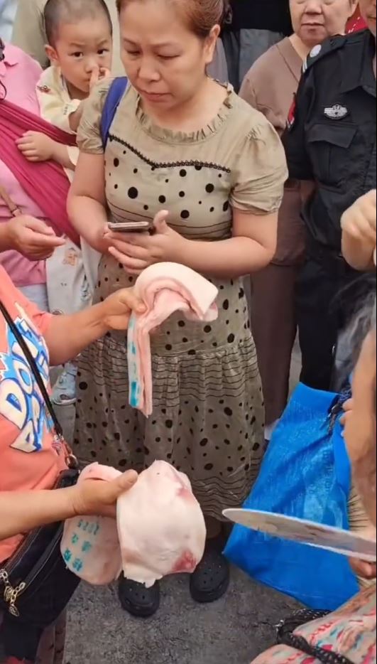 大批家長在校門外，聲稱供應學校飯堂的是發臭豬內和劣質淋巴肉。抖音＠天津金輪