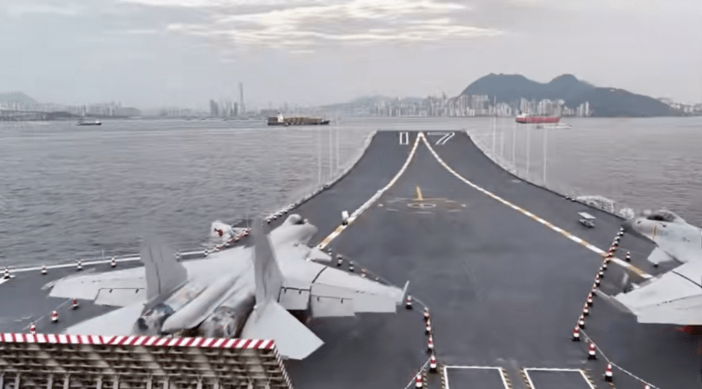 山東艦主要搭載的艦載機是殲-15戰鬥機和殲-15T彈射型艦載戰鬥機,亦有艦載直昇機、運輸機、警戒機、反潛機、搜救直昇機等。 山東艦主要搭載的艦載機是殲-15戰鬥機和殲-15T彈射型艦載戰鬥機,亦有艦載直昇機、運輸機、警戒機、反潛機、搜救直昇機等。
