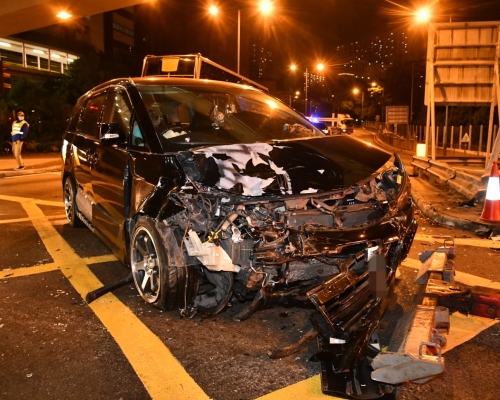 兩車車頭嚴重損毀。