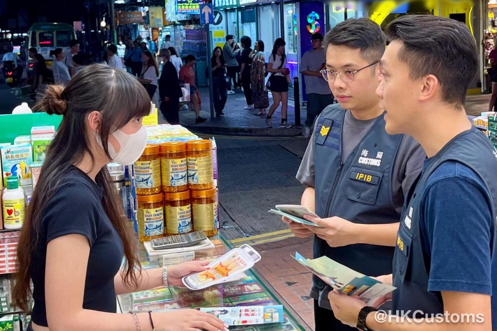 海關向商戶進行合規推廣。