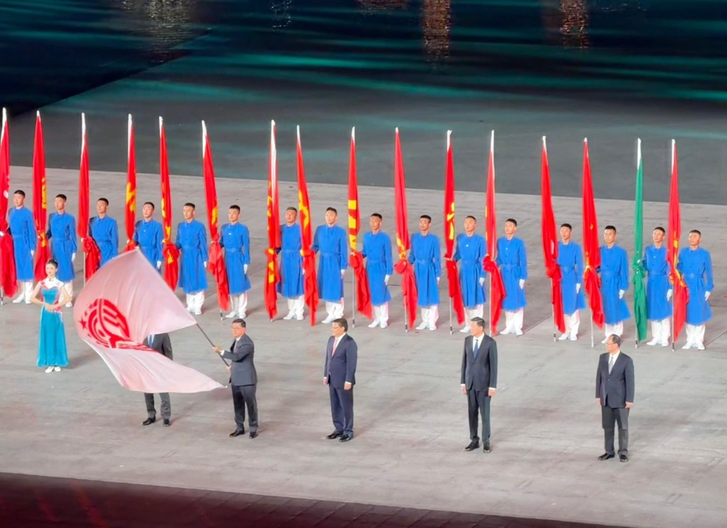 李家超聯同廣東省省長孟凡利和澳門行政長官岑浩輝一同將全運會會旗交接予下一屆全運會主辦方湖南省。李家超fb