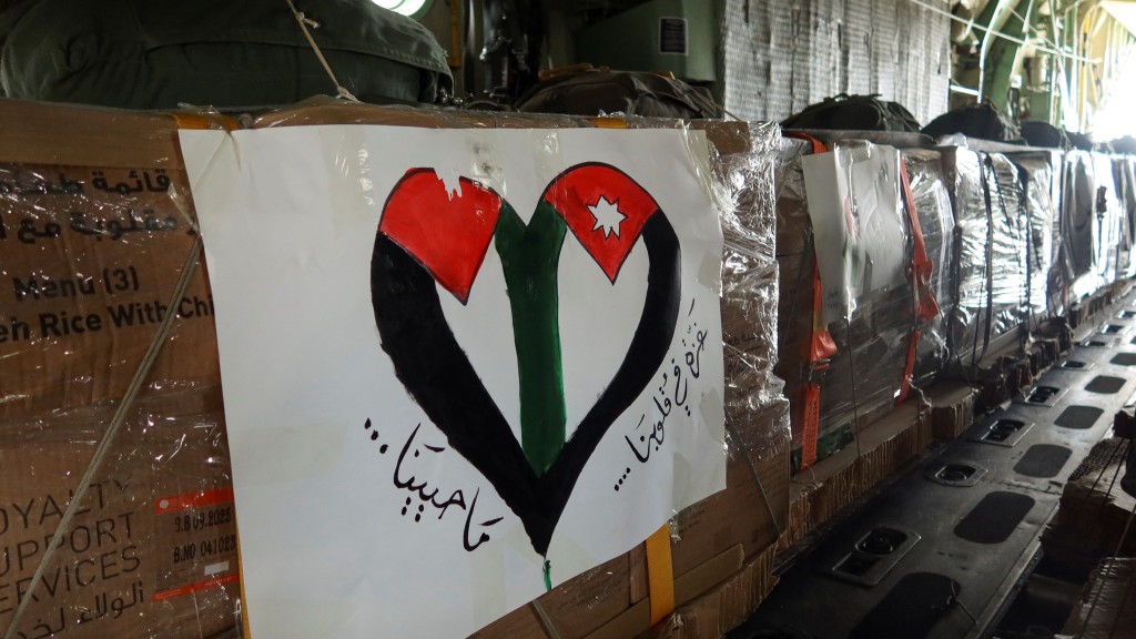 約旦投下的救援物資由埃及、卡塔爾、法國和阿聯酋共同準備。 路透社
