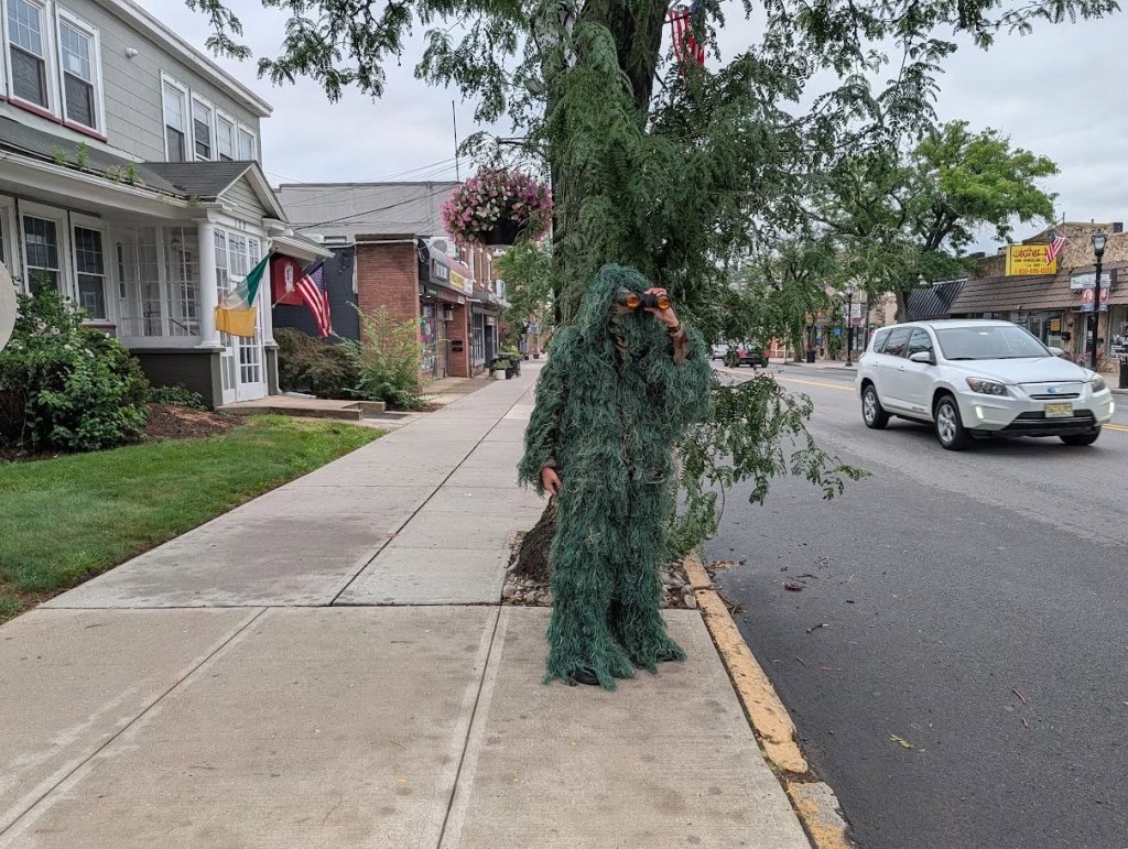 警員扮灌木把風，若司機只顧看手耭真的會看漏眼。 fb / Dunellen Borough Police Department