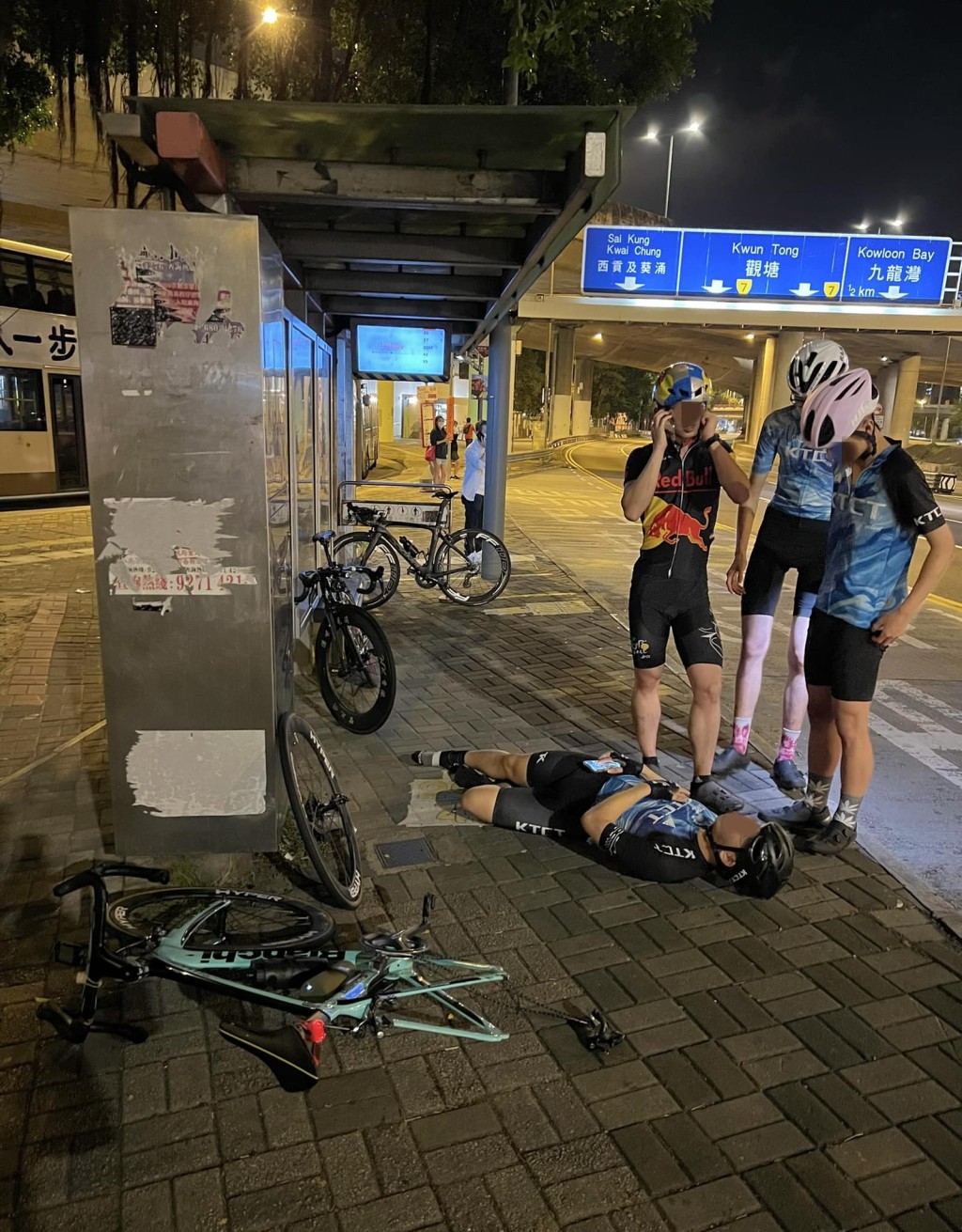 有的士駛至彩虹邨巴士站附近時撞及一名單車手，其後不顧而去。黃建東fb圖片