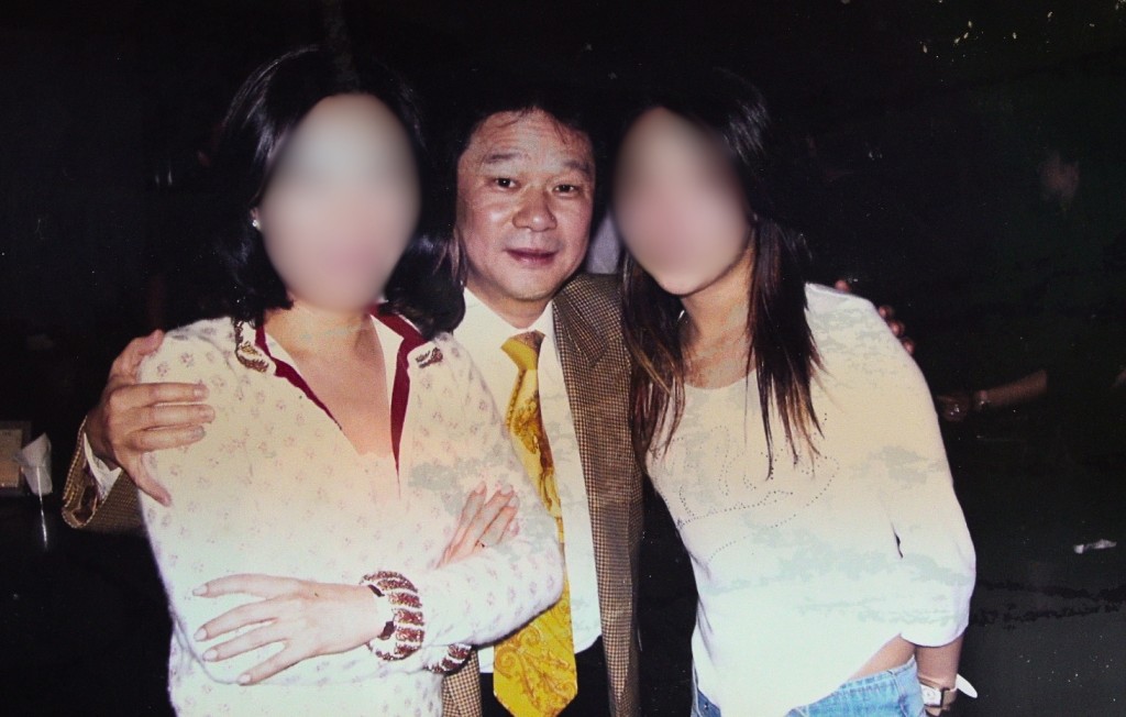 任生透露,太太一度暫停注射治療後視力差了很多,右眼只餘一至三成視力,兼變成大細眼,生活大受影響。圖為任生任太與女兒的生活照。(被訪者提供) 任生透露,太太一度暫停注射治療後視力差了很多,右眼只餘一至三成視力,兼變成大細眼,生活大受影響。圖為任生任太與女兒的生活照。(被訪者提供)