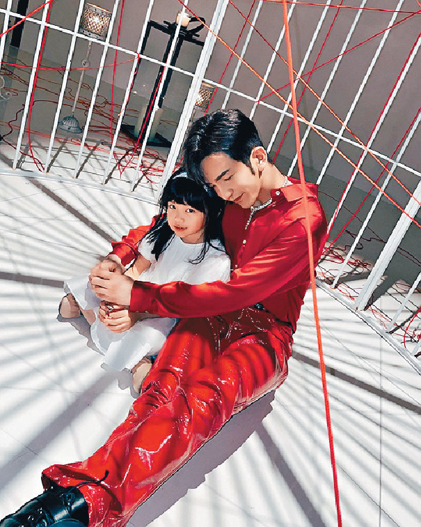 ■欣宜曾「質問」AL點解唔咁樣攬住佢。