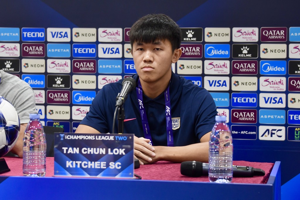 陈俊乐盼为球迷争光。杨骏尧摄 陈俊乐盼为球迷争光。杨骏尧摄