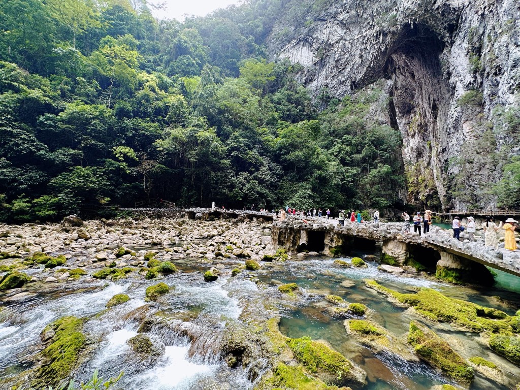 大七孔景區後段的「天生橋」為中空巨岩。圖片授權David Cheng 大七孔景區後段的「天生橋」為中空巨岩。圖片授權David Cheng