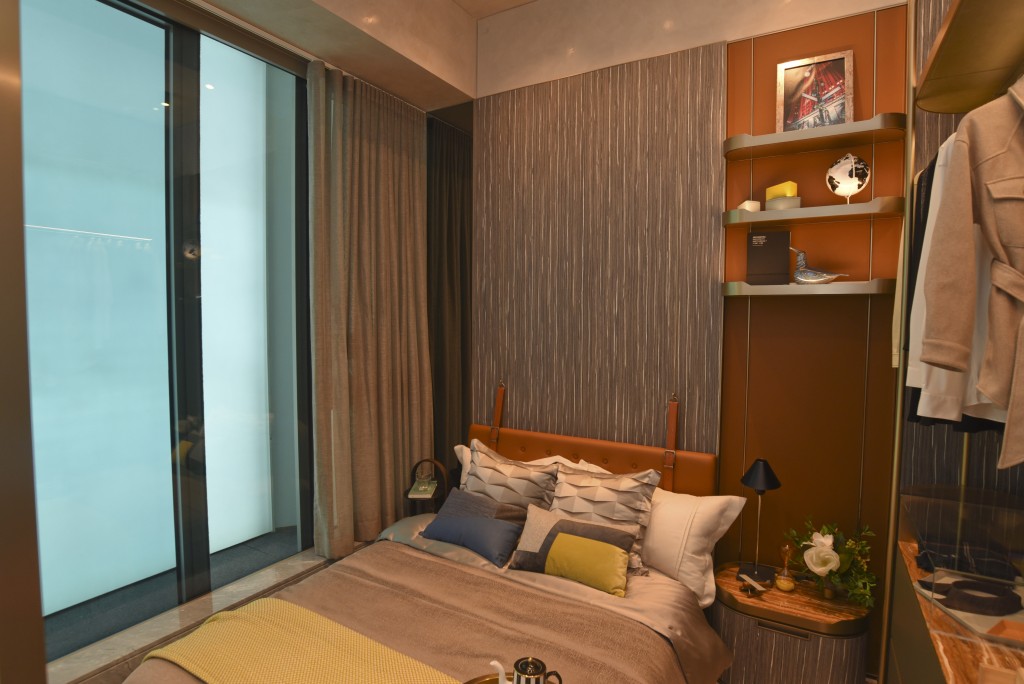 床边设大窗，引入室外的自然光。 （18楼A1室经改动连装修示范单位）