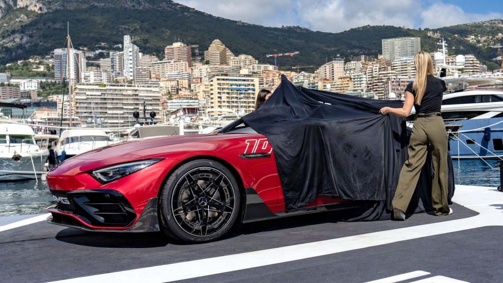 平治Mercedes-AMG PureSpeed概念跑车于特别架设浮台亮相