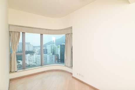 主人房设曲尺形大窗户，景观更开扬。