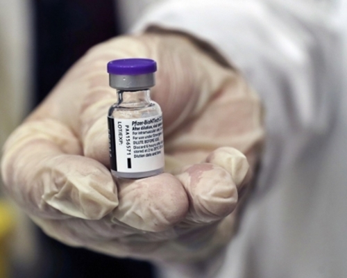 77歲的保安員在接種輝瑞疫苗後猝死。AP圖片