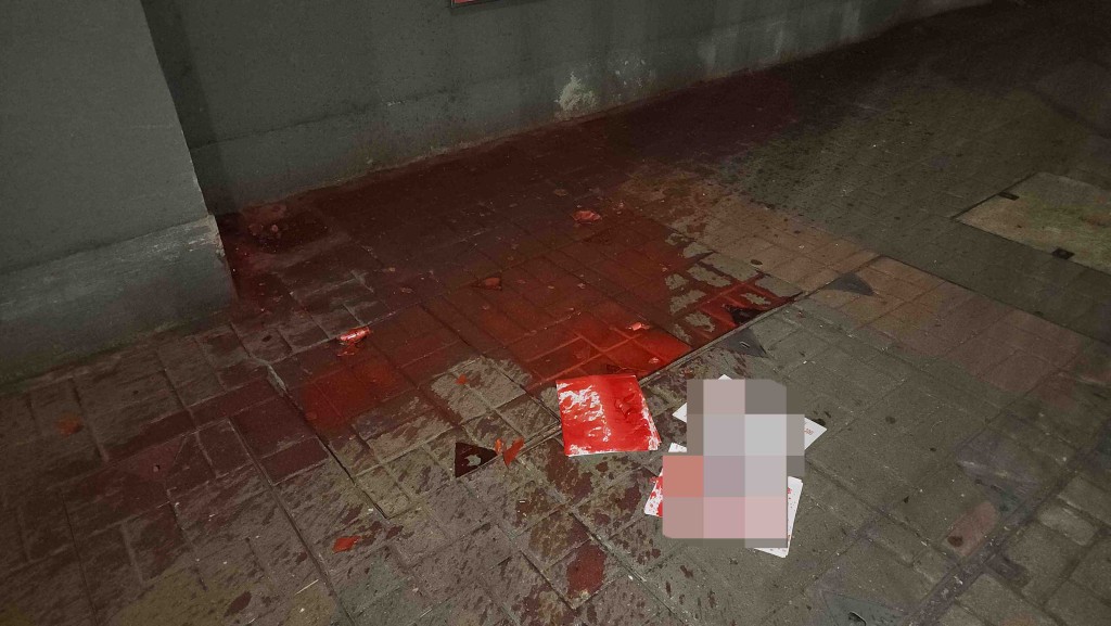 現場遺下一大灘紅油及追債單張。 現場遺下一大灘紅油及追債單張。