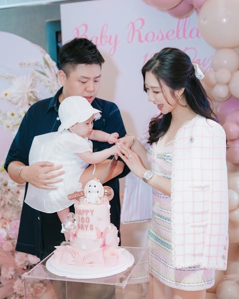 何依婷一家三口相好溫馨。