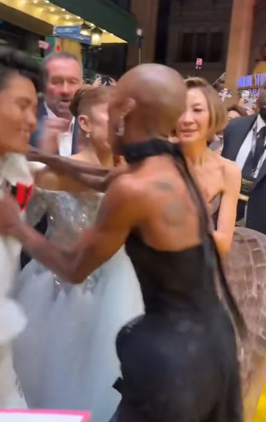 一名男狂迷跨過圍欄，闖入黃地毯再突襲Ariana，Cynthia即出手推開男子。