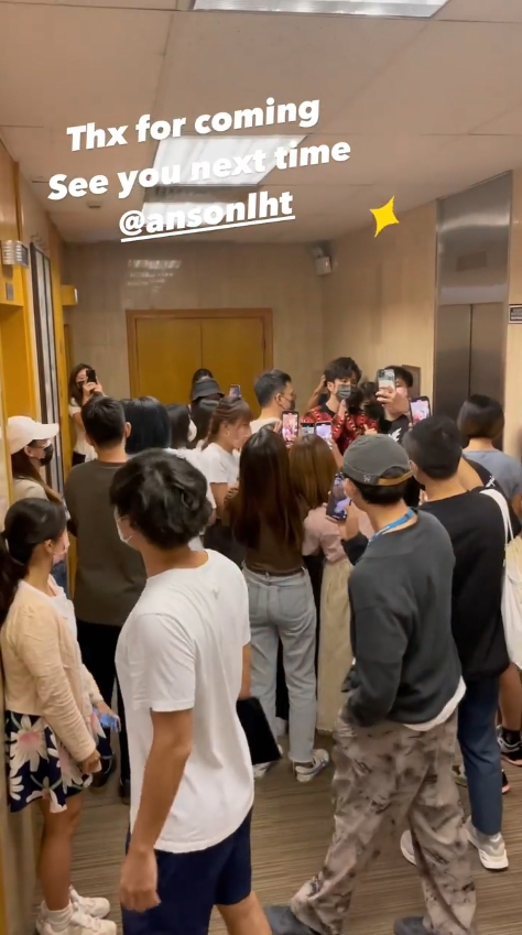 AL一離開直播室,一眾商台同事即湧上前合照。