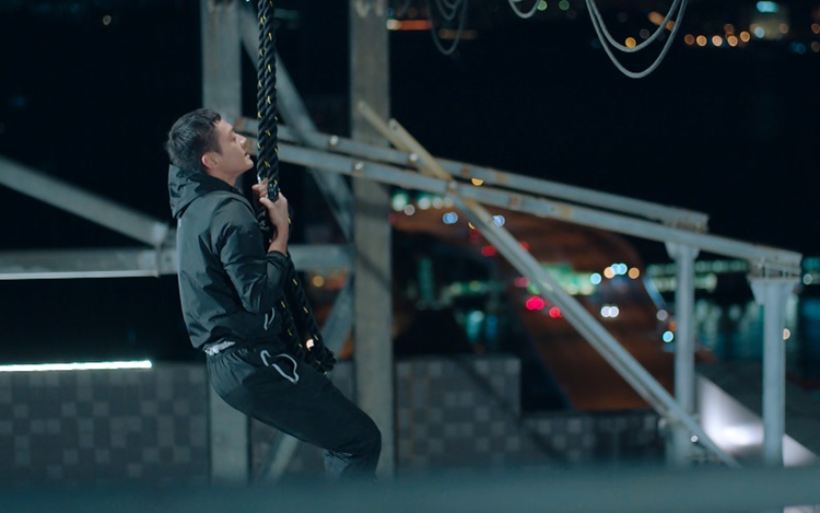 拳賽與鍛鍊的鏡頭交叉剪輯，令節奏更明快。